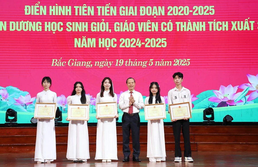 Thừa ủy quyền, Phó Chủ tịch Thường trực UBND tỉnh Bắc Giang Mai Sơn trao Bằng khen cho các học sinh đạt Giải Nhất kỳ thi chọn HSG quốc gia. 