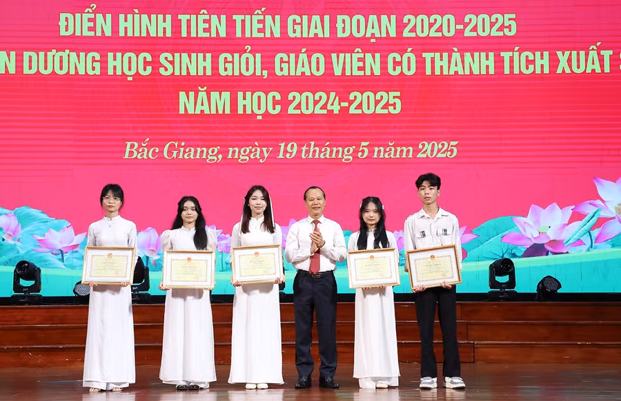 Thừa ủy quyền, Phó Chủ tịch Thường trực UBND tỉnh Bắc Giang Mai Sơn trao Bằng khen cho các học sinh đạt Giải Nhất kỳ thi chọn HSG quốc gia. 