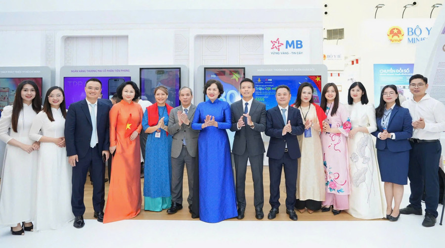 Thống đốc NHNN Nguyễn Thị Hồng chụp ảnh lưu niệm cùng lãnh đạo và cán bộ MB tại Triển lãm thành tựu đất nước A80.