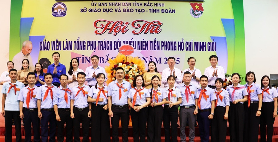 Đại diện lãnh đạo Sở GD&ĐT và Tỉnh Đoàn Bắc Ninh chụp ảnh lưu niệm cùng các giáo viên tham gia hội thi. 9-5-1.jpg