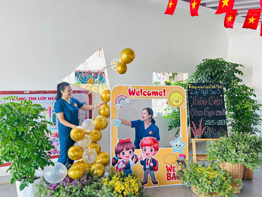 Giáo viên Trường Mầm non Bình Minh trang trí các khu vực check - in cho các em học sinh.