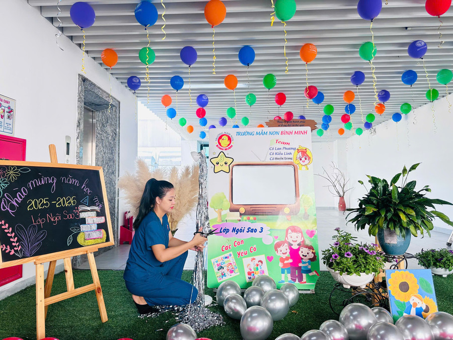 Guru-guru TK Binh Minh mendekorasi ruang kelas untuk para siswa. z6975084627367-e44aa2da1d640795a5562a003c9b25a8.jpg