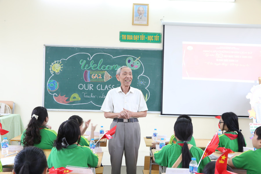 Nhà giáo Lê Đình Cường - người có hơn 60 năm giảng dạy bộ môn Lịch sử chia sẻ với học sinh. 1f2a2578.jpg