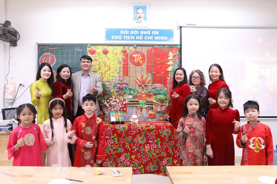 Ban giám hiệu cùng đại biểu tham quan gian trưng bày Tết của cô trò nhà trường. 