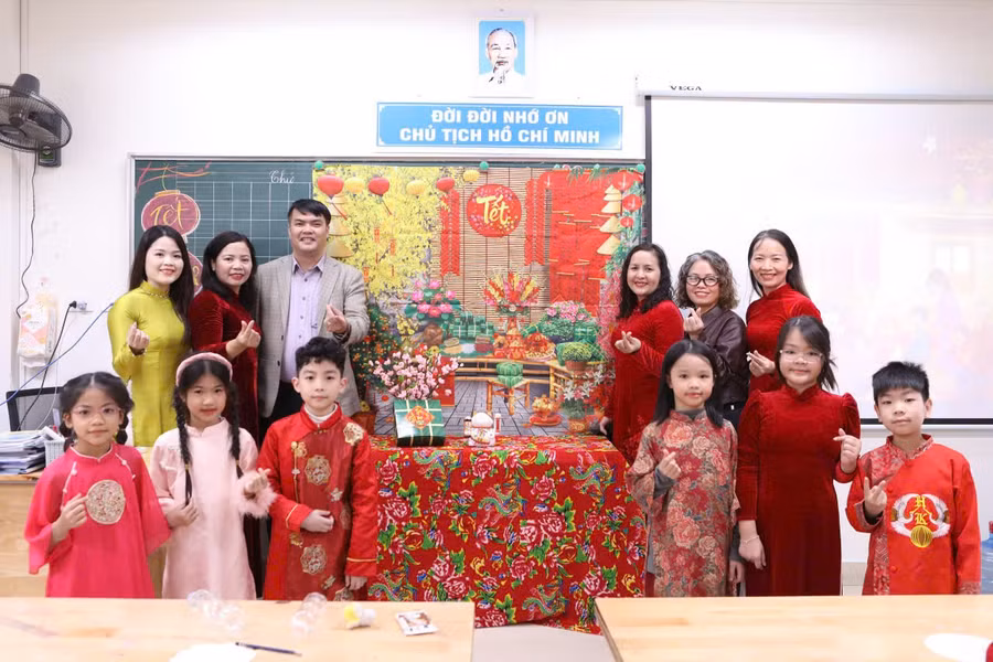 Ban giám hiệu cùng đại biểu tham quan gian trưng bày Tết của cô trò nhà trường. 