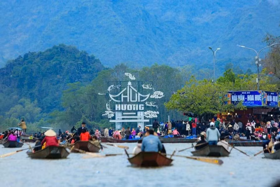 Khách du lịch đến chùa Hương dịp nghỉ Tết.