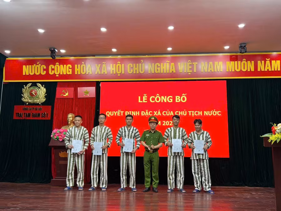 Công an TP Hà Nội trao quyết định đặc xá cho các phạm nhân vào ngày 1/5.