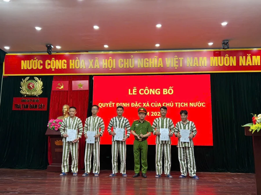 Công an TP Hà Nội trao quyết định đặc xá cho các phạm nhân vào ngày 1/5.
