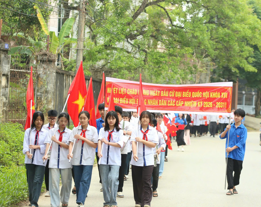 Học sinh, đoàn viên phường Đa Mai tham gia cổ động bầu cử.