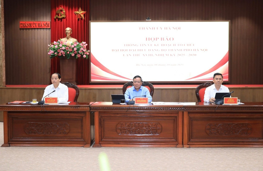 Lãnh đạo TP Hà Nội chủ trì họp báo.