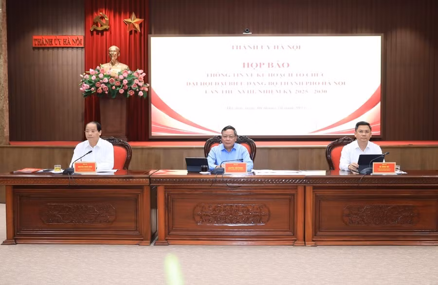 Lãnh đạo TP Hà Nội chủ trì họp báo.