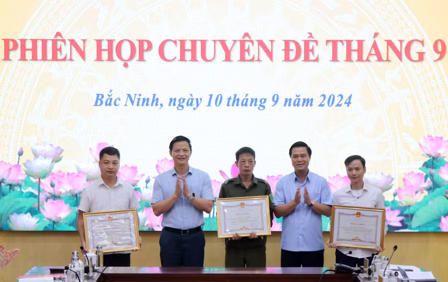 Chủ tịch UBND tỉnh Bắc Ninh Vương Quốc Tuấn (thứ 2 từ trái sang) tặng Bằng khen cho các tập thể, cá nhân.