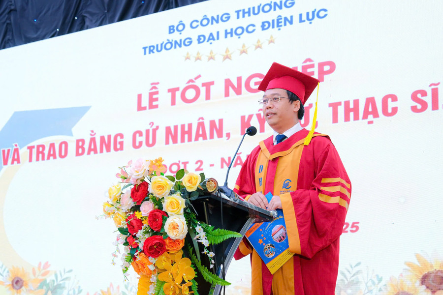 TS. Dương Trung Kiên - Phó hiệu trưởng Trường Đại học Điện lực phát biểu tại buổi lễ. dl-1.jpg