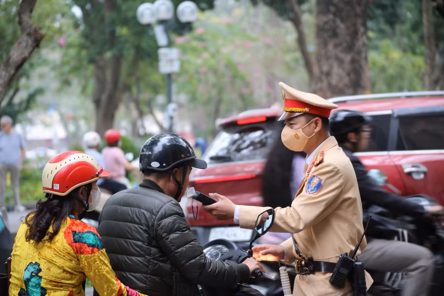 CSGT kiểm tra nồng độ cồn lái xe. 