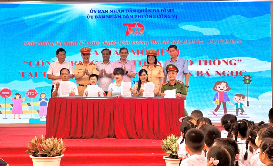 Các cơ quan, đơn vị ký cam kết thực hiện mô hình “Cổng trường an toàn giao thông”.