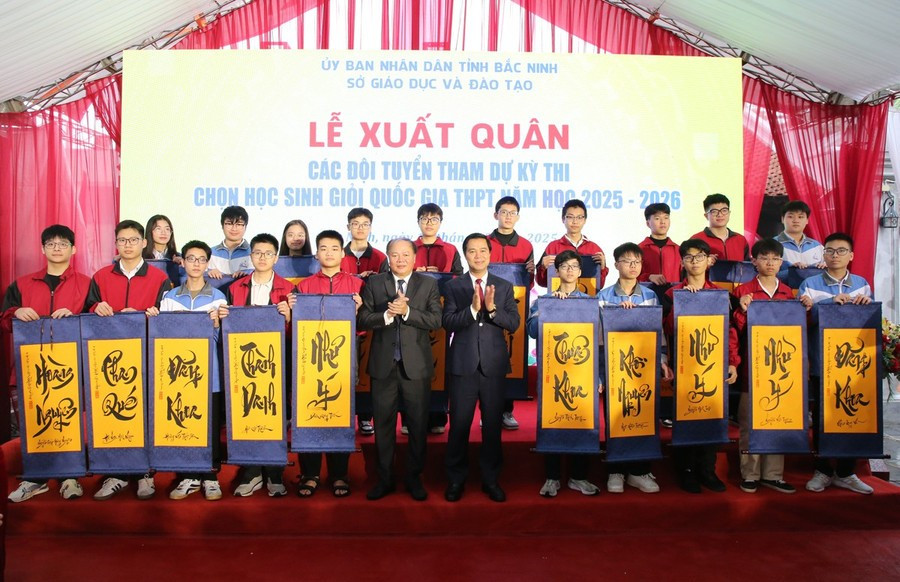 Phó Chủ tịch UBND tỉnh Bắc Ninh Lê Xuân Lợi và Giám đốc Sở GD&ĐT Tạ Việt Hùng trao tặng tranh chữ cho học sinh.