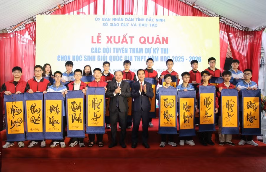 Phó Chủ tịch UBND tỉnh Bắc Ninh Lê Xuân Lợi và Giám đốc Sở GD&ĐT Tạ Việt Hùng trao tặng tranh chữ cho học sinh.