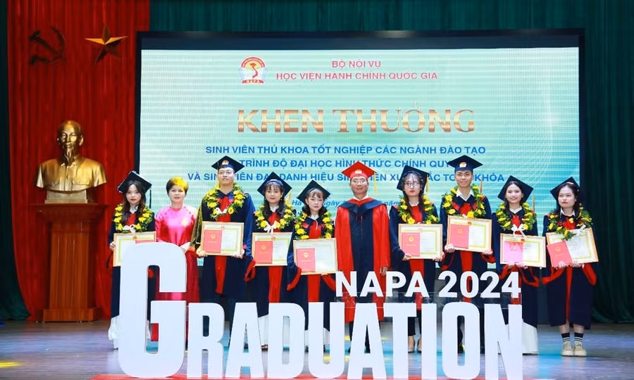 PGS.TS. Nguyễn Bá Chiến, Giám đốc Học viện và TS. Lê Thanh Huyền, Trưởng ban Ban Quản lý đào tạo trao bằng sinh viên tốt nghiệp thủ khoa các ngành đào tạo đại học.