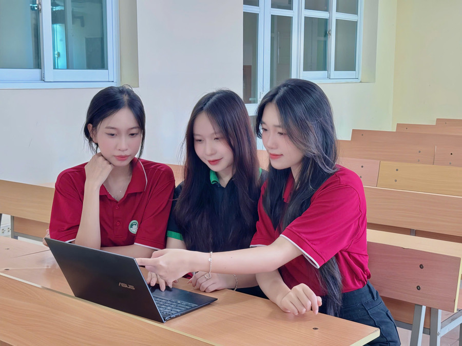 Sinh viên hào hứng với ứng dụng sản phẩm HUNRE AI.