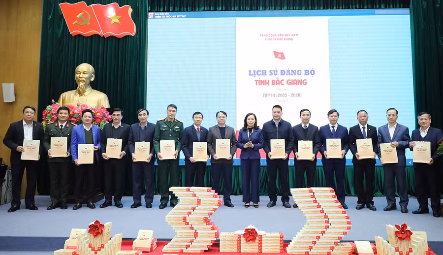 Phó Bí thư Thường trực Tỉnh ủy Nguyễn Thị Hương trao tặng sách cho lãnh đạo các cơ quan, đơn vị, địa phương.