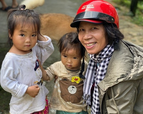 Cô Hướng tự đi xe máy đến tận nơi giúp các em nhỏ miền núi khó khăn.