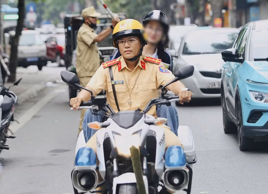 CSGT hỗ trợ thí sinh đến điểm thi an toàn, đúng giờ.