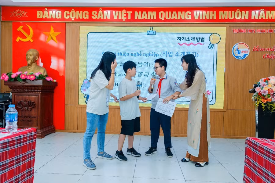 Các em học sinh tham gia các hoạt động trong buổi giao lưu học tập.