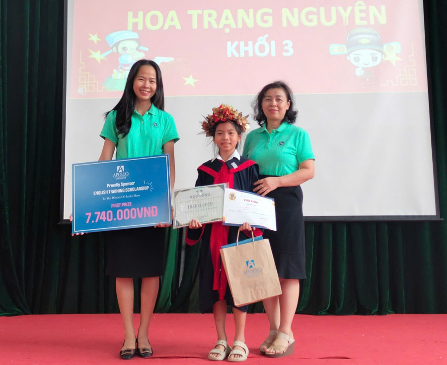 Đại diện Ban Giám hiệu Trường Tiểu học Yên Hòa trao khen thưởng em Nguyễn Trúc Linh lớp 3A6 đạt giải Nhất khối 3. y-8.jpg