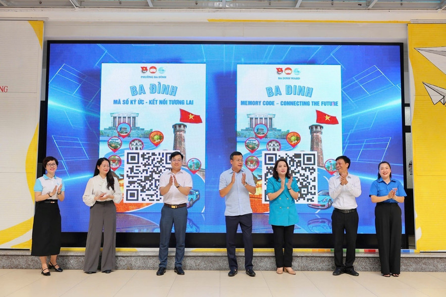 Đại biểu thực hiện nghi thức khởi động công trình sổ tay du lịch điện tử với chủ đề "Ba Đình - Mã số ký ức, kết nối tương lai”