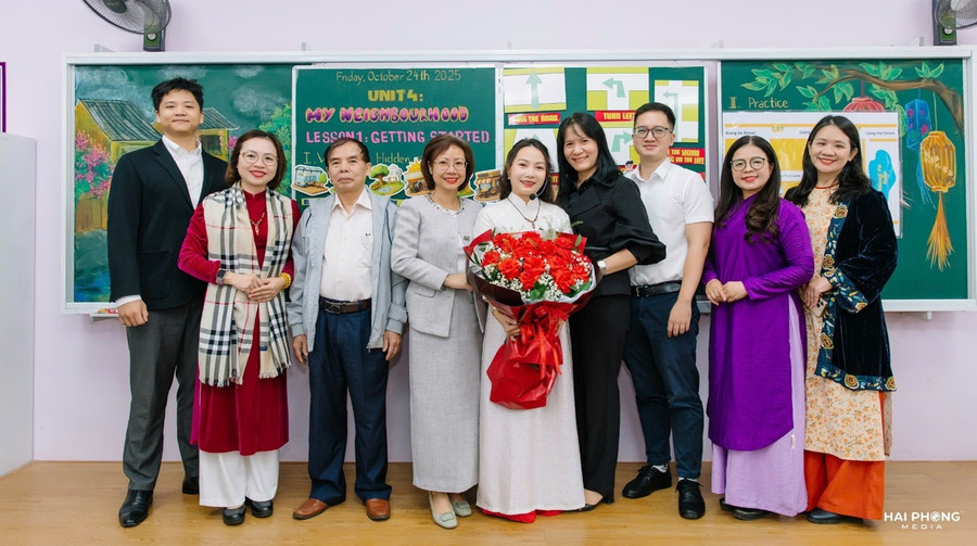 Ban Giám hiệu Trường THCS Giảng Võ 2 và đồng nghiệp chia vui với nhà giáo Nguyễn Ngọc Anh. picture3.jpg