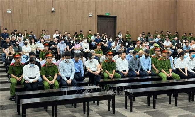 Các bị cáo nghe Tòa tuyên án. (Ảnh: TTXVN) tuyen-an-moiw.jpg