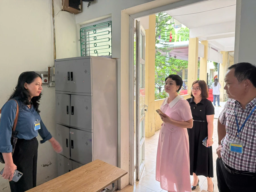 Tổ công tác kiểm tra điều kiện cơ sở vật chất tại điểm thi.