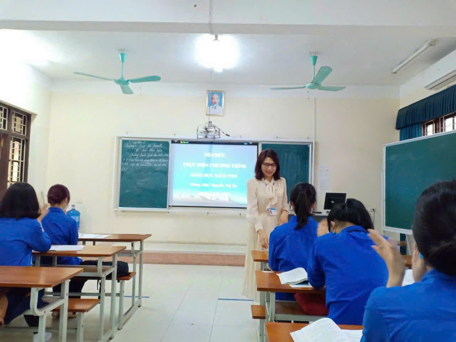 Nhà giáo Nguyễn Thị Dư chia sẻ với các sinh viên ngành mầm non.