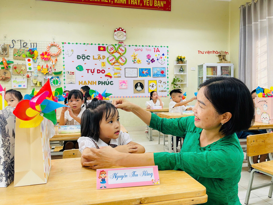 Cô trò trường Tiểu học Đa Mai (Ảnh minh họa).