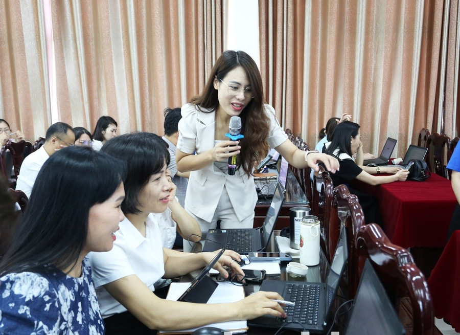 Chuyên gia hướng dẫn các kỹ năng cơ bản ứng dụng AI.