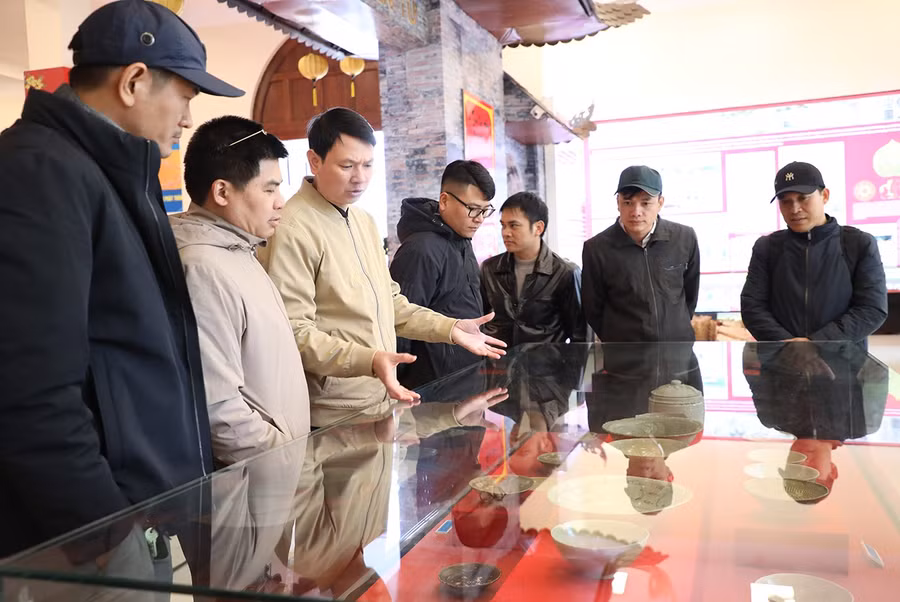 Người dân và du khách tham quan gian trưng bày cổ vật.