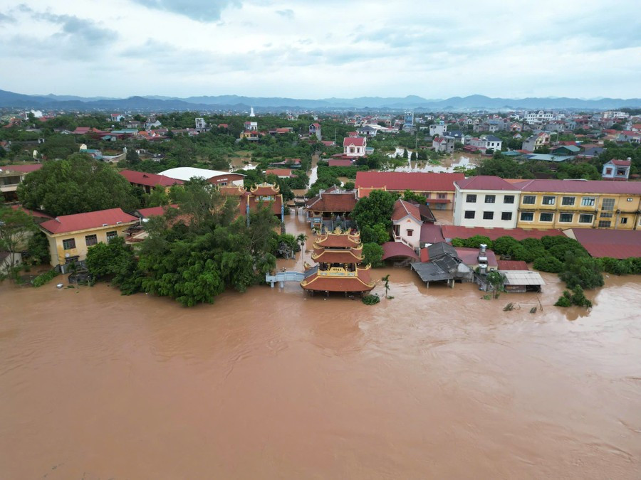 Trung tâm GDNN-GDTX huyện Lục Ngạn ngập sâu trong nước (Ảnh tư liệu).