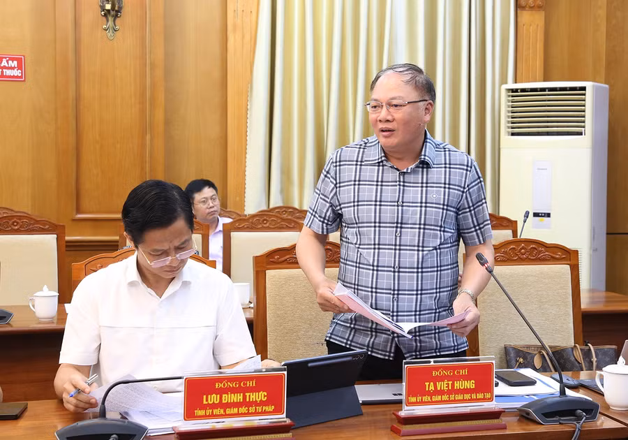 Giám đốc Sở GD&ĐT Bắc Ninh - Tạ Việt Hùng báo cáo tại hội nghị.