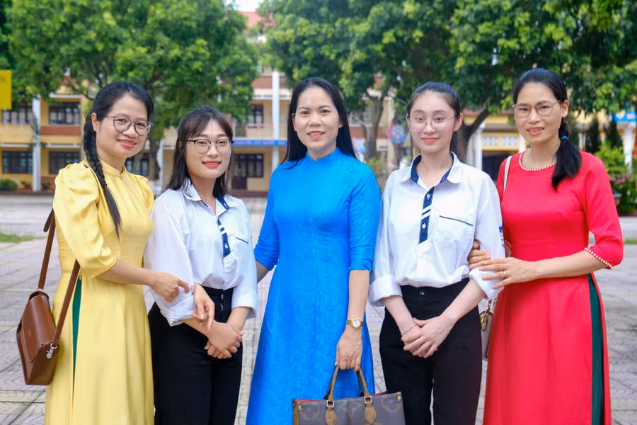 Cô trò Trường THPT Lê Văn Thịnh.