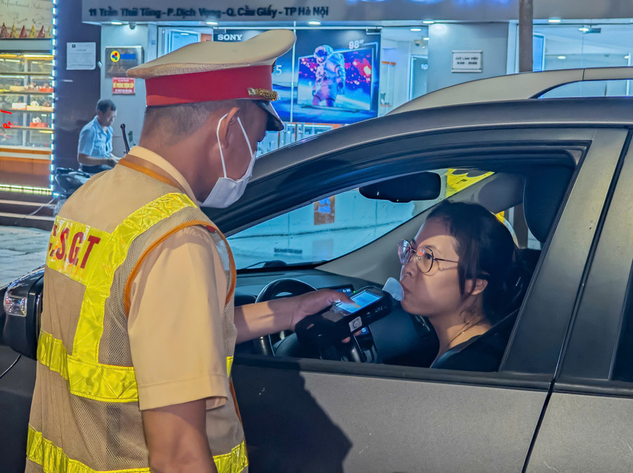 CSGT kiểm tra nồng độ cồn lái xe.