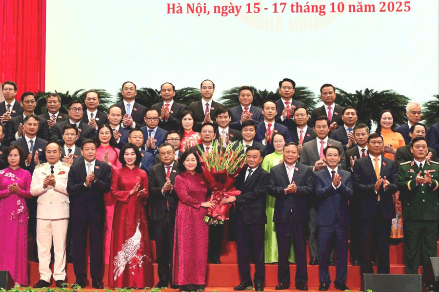 Thường trực Ban Bí thư Trần Cẩm Tú tặng hoa chúc mừng.