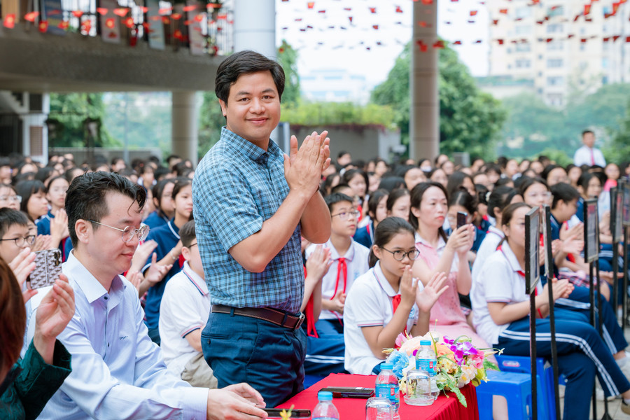 Hiệu trưởng Trường THCS Cầu Giấy Lưu Văn Thông dự và cổ vũ có các tài năng "âm nhạc nhí". tru091631.jpg