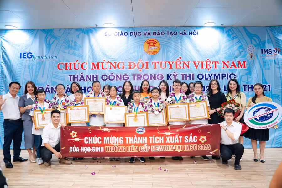 Học sinh Trường Newton với những thành tích cao tại IMSO 2024.