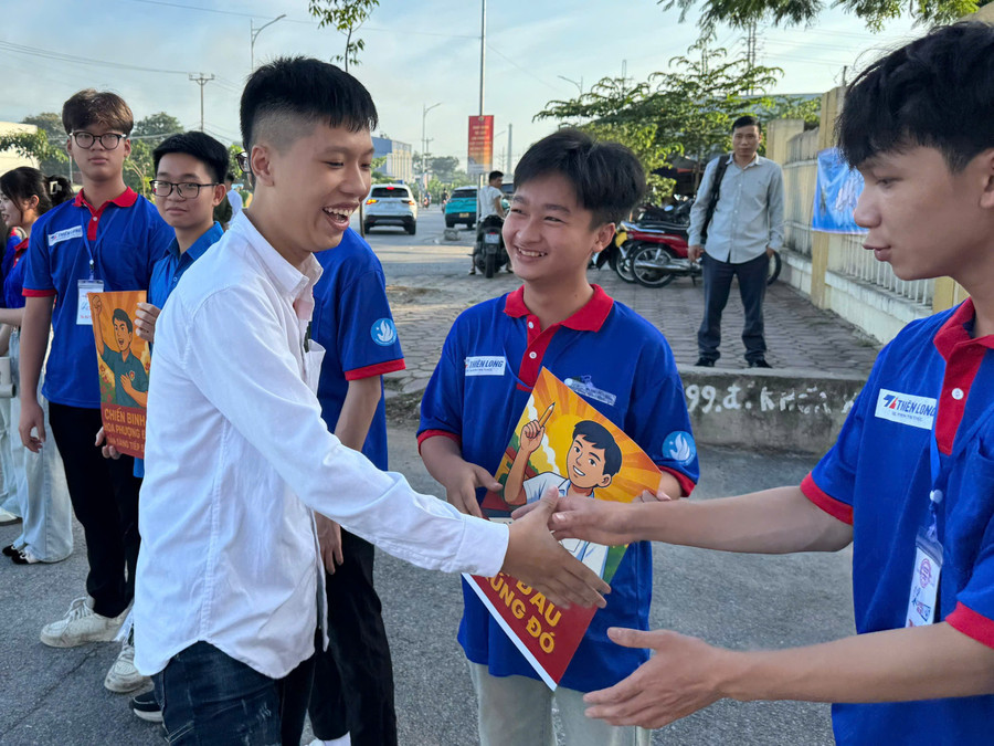 Tình nguyện viên tặng nước uống, chúc thí sinh thi tốt. b-2.jpg