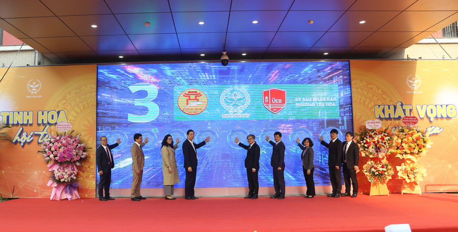 Lãnh đạo TP Hà Nội cùng đại biểu bấm nút khởi động hệ thống quản trị trường học số. 