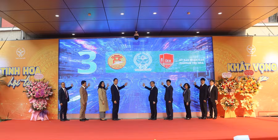 Lãnh đạo TP Hà Nội cùng đại biểu bấm nút khởi động hệ thống quản trị trường học số. 