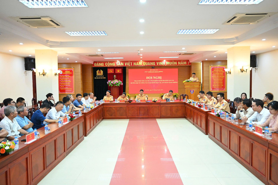 Quang cảnh hội nghị. z6862775470493-fda60f7fe5ce3e22b3833d3c7f79c8f6.jpg
