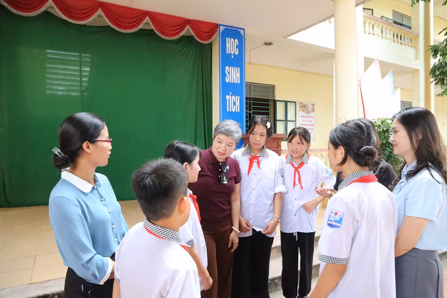 Nhà báo Dương Thanh Hương thăm hỏi, động viên học sinh Trường Tiểu học Đồng Kỳ. 