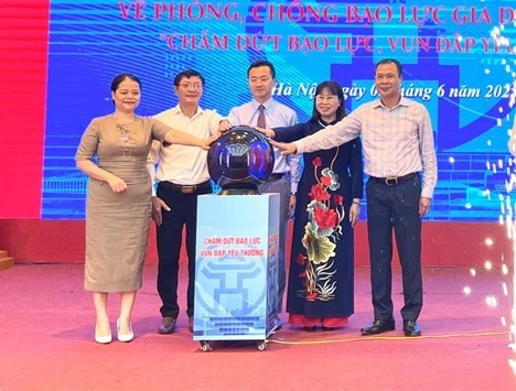 Các đại biểu thực hiện nghi thức phát động Tháng hành động quốc gia phòng, chống bạo lực gia đình năm 2025.