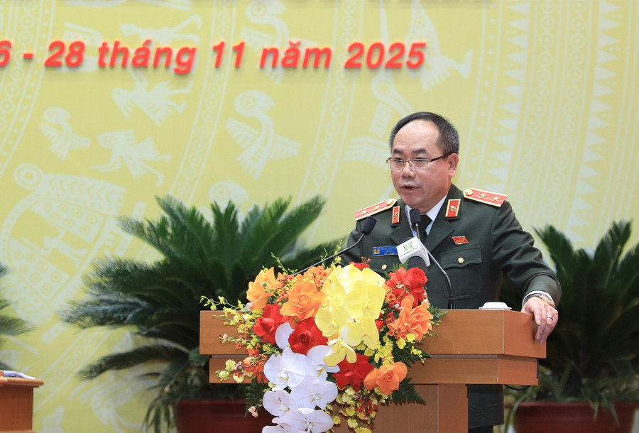 Trung tướng Nguyễn Thanh Tùng trình bày tờ trình tại kỳ họp.